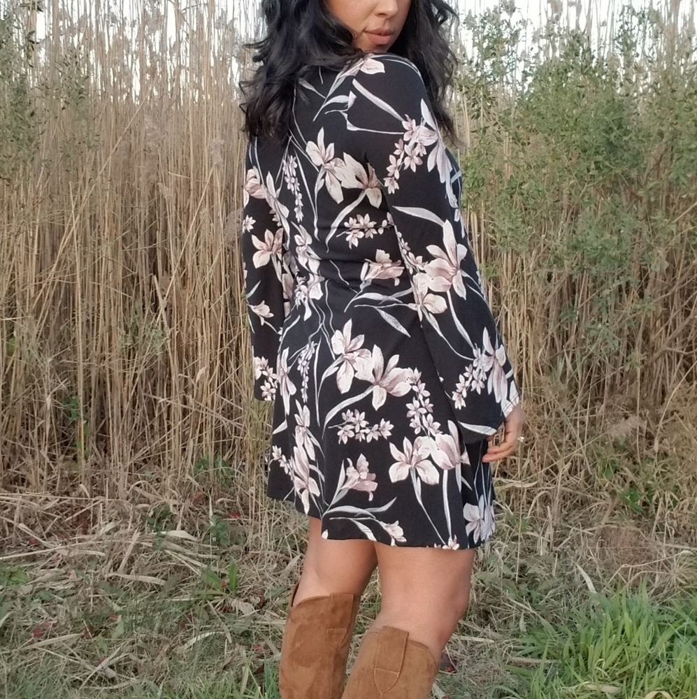 LAST 1| WILD FLOWER BLACK FLORAL CUTOUT DRESS - Picture 3 of 7